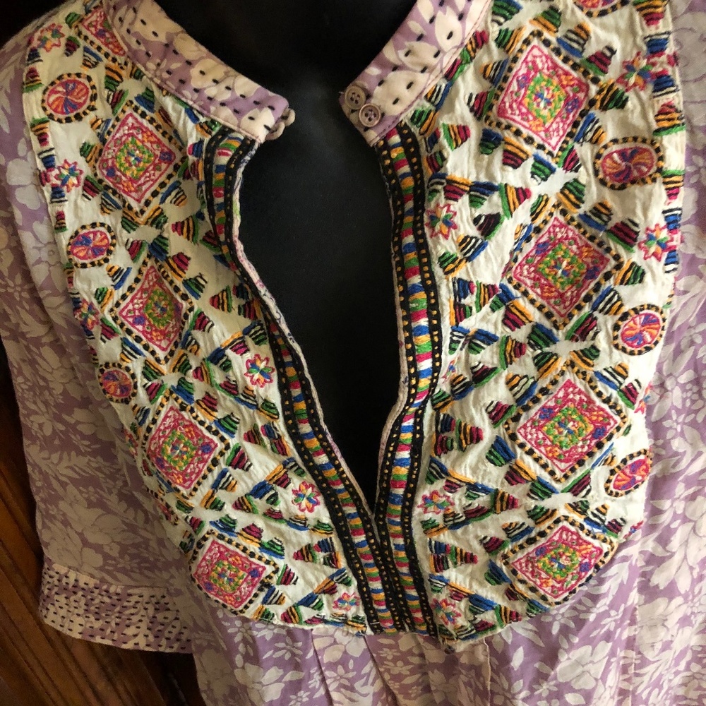 Common Thread Embroidered Top size Medium - Picture 8 of 10